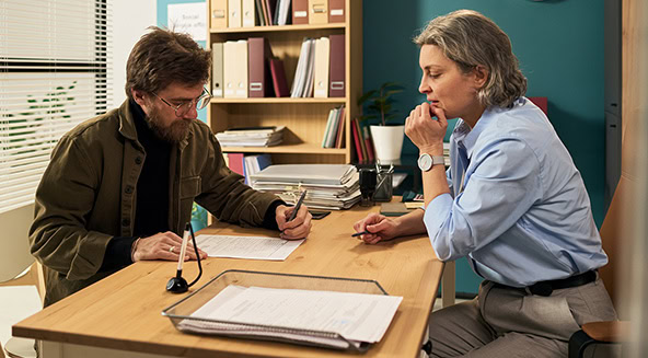 Client discussing drink driving charges with traffic lawyer